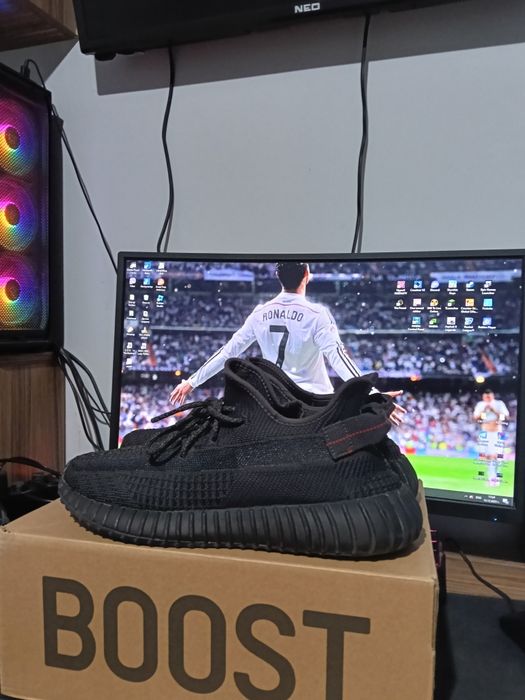 Продавам обувки YEEZY BOOST 350 V2!