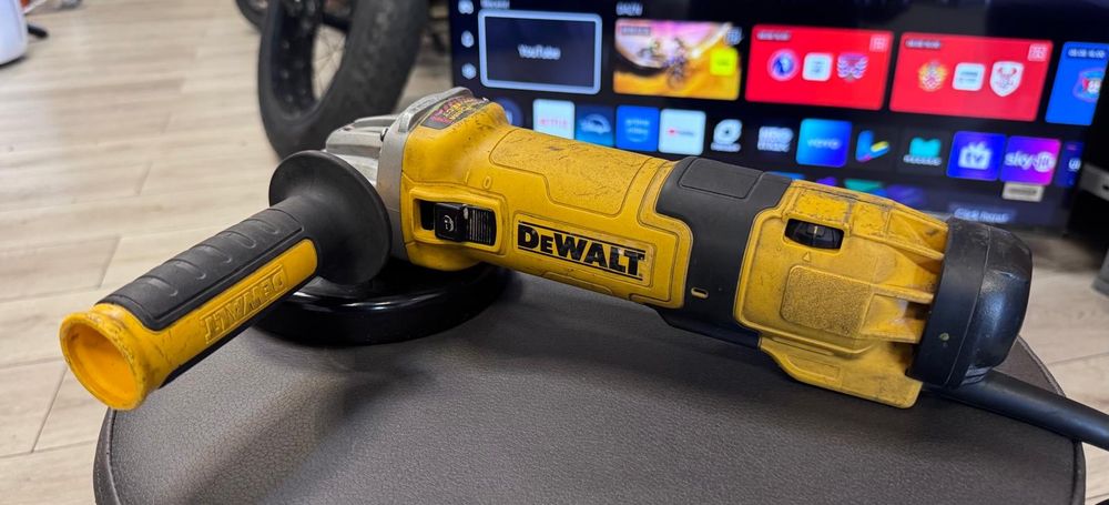 Amanet F28: Polidisc cu fir Dewalt  DWE4257  1500W