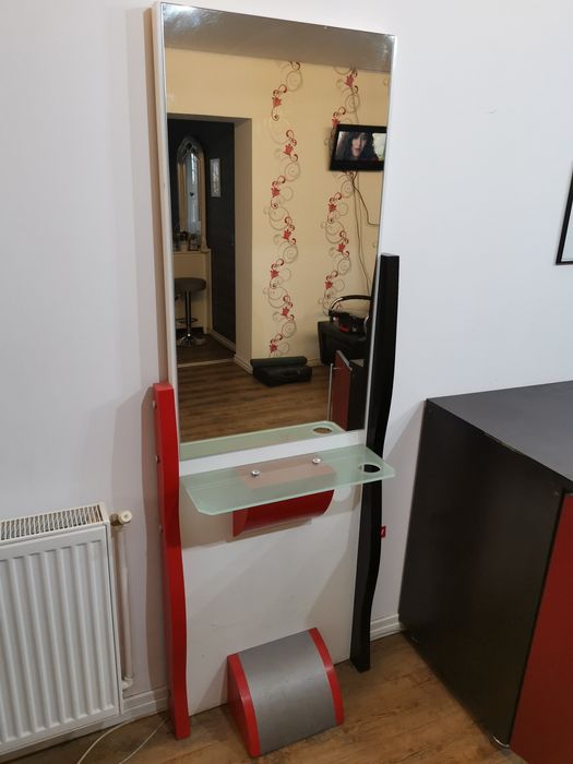 Oglindă, mobilier, post de lucru coafor