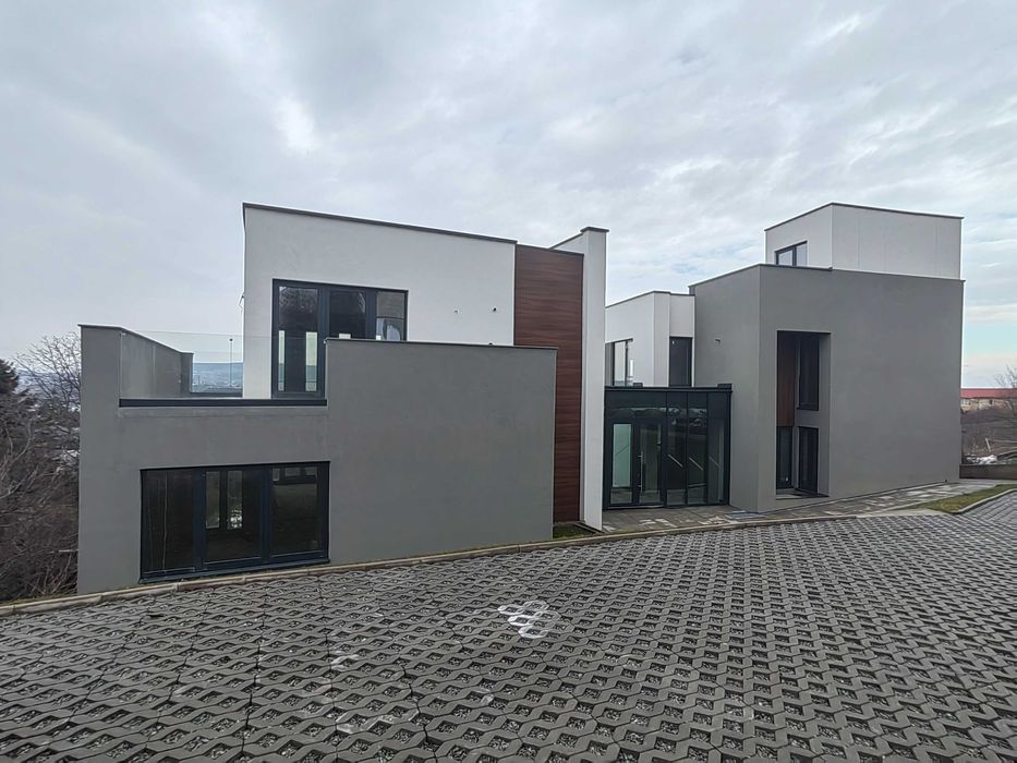 Doua clădiri noi, împreună sau separat