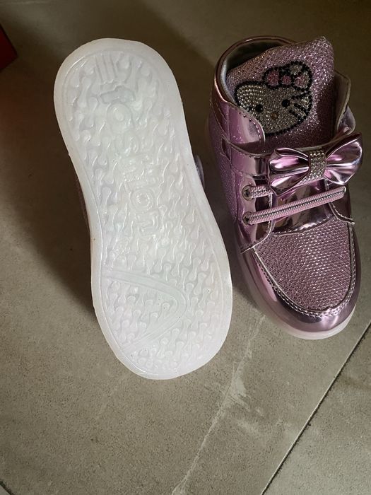 And adidasi noi cu luminite