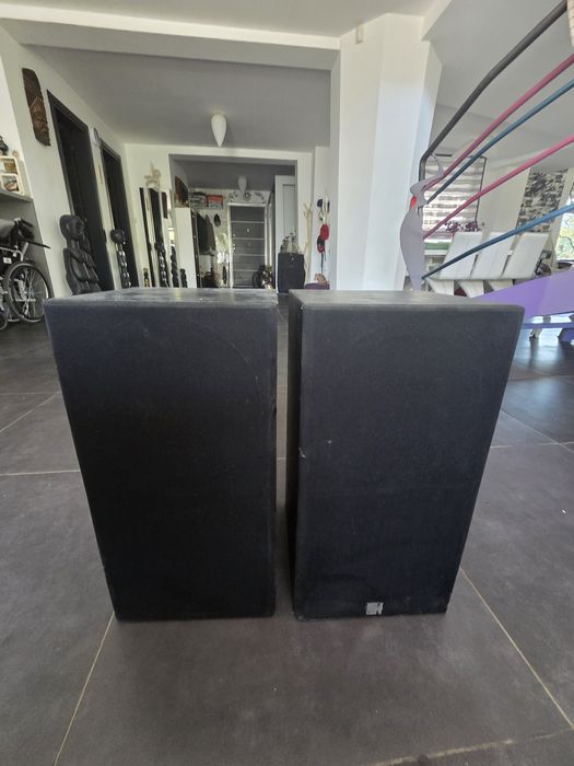 Boxe KEF C55, cu oarece probleme la carcasă, însă tehnic in bune condiții.