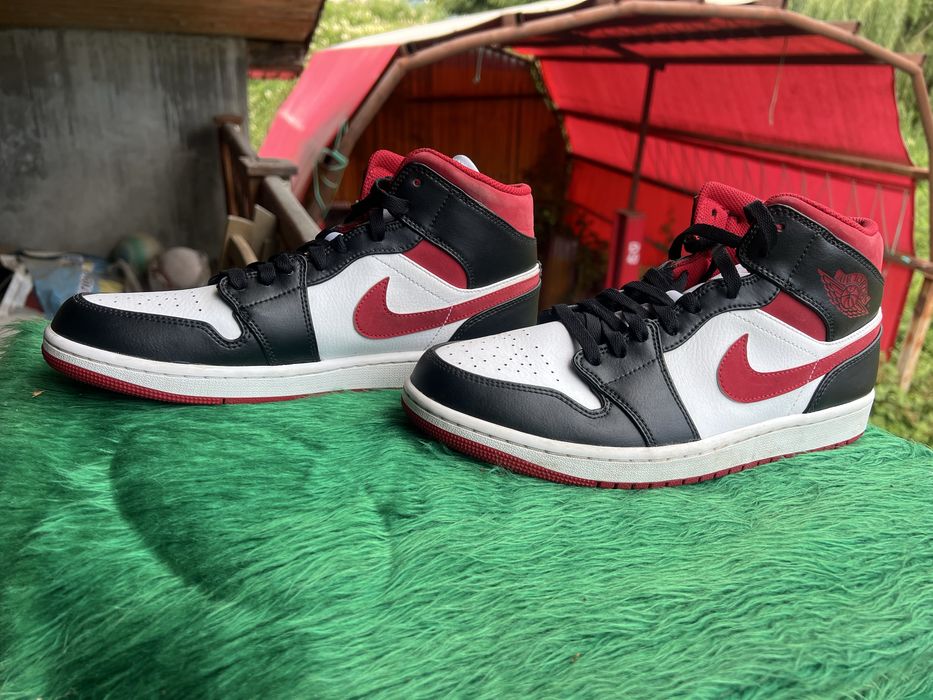 Air Jordan 1 Mid „Black Gym Red“ (554724-122) – Size EUR 44 / US 10