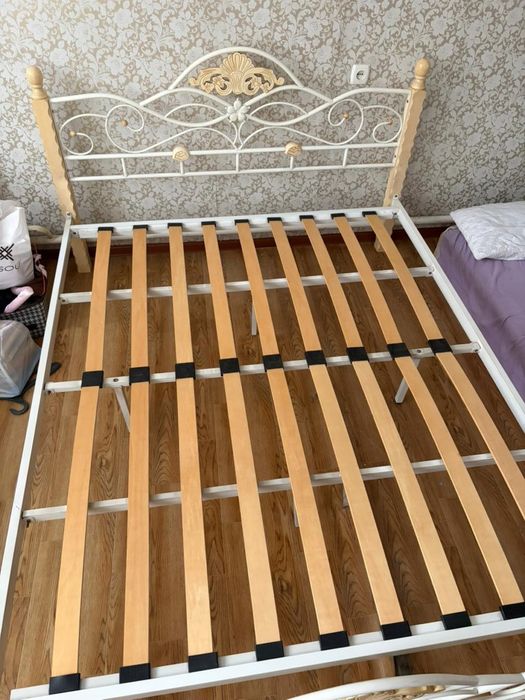 Продаю кровать в белом цвете