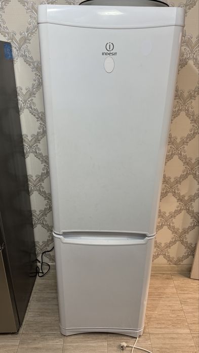Холодильник indesit