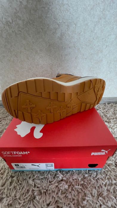 Женские кроссовки