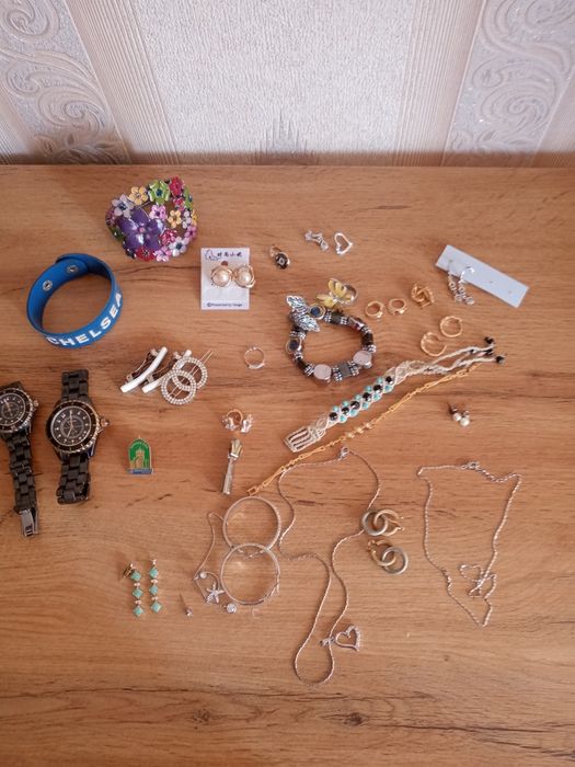 Продам часы и бижутерии