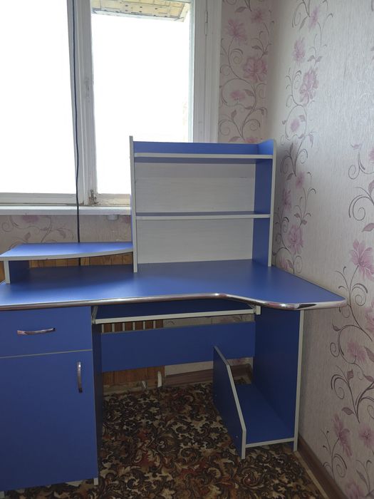 Стол синий для учебы письменный