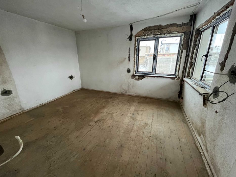 Продава къща в село Копринка - добра възможност за селки имот