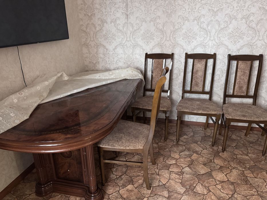 Стол со стульями
