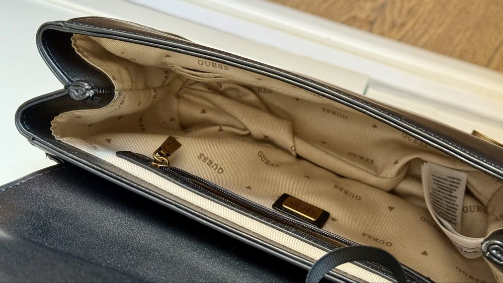 Черна дамска чанта Guess със златисти елементи