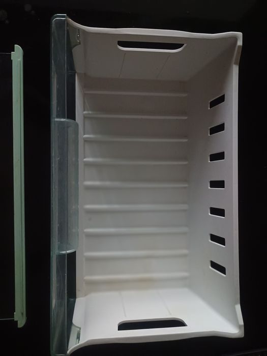 Продавам рафтове и кутия за хладилник