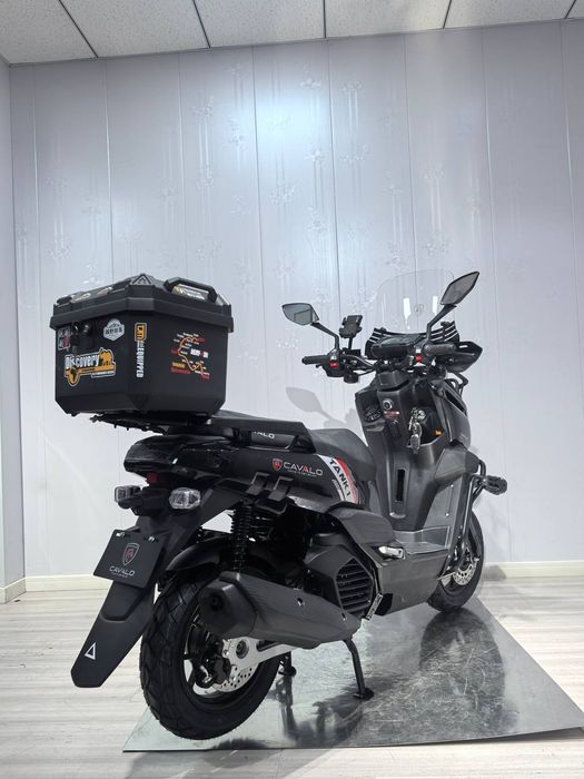 Skuter bor.        .