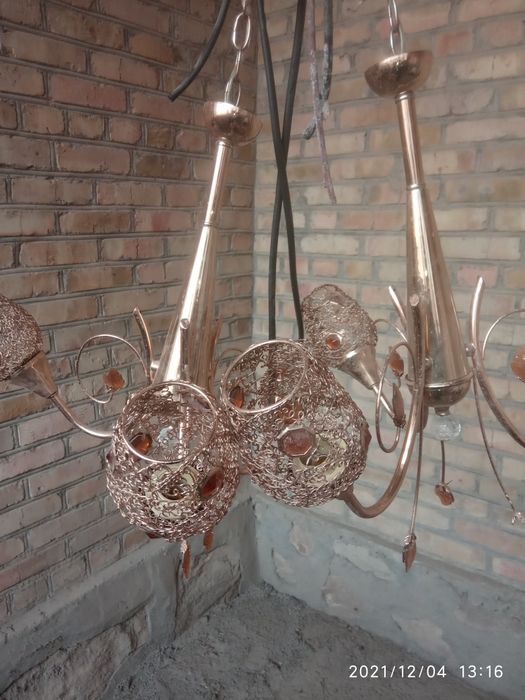 Прадаетса лустры б/у хорошем состояние залатистый