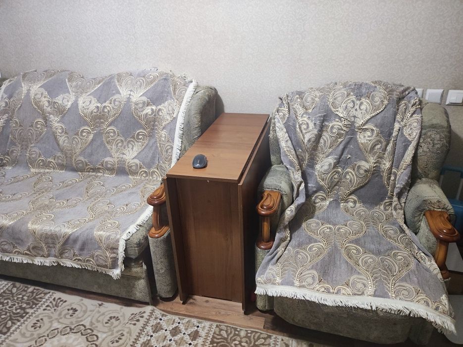 Диван угловой и кресло