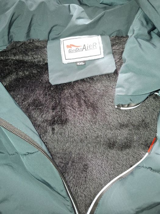 Дамски зимен елек с качулка.