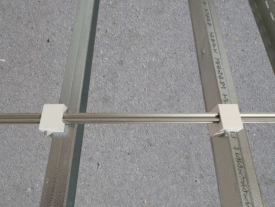 Приспособление за монтаж  на профили ЗА ГИПСОКАРТОН.