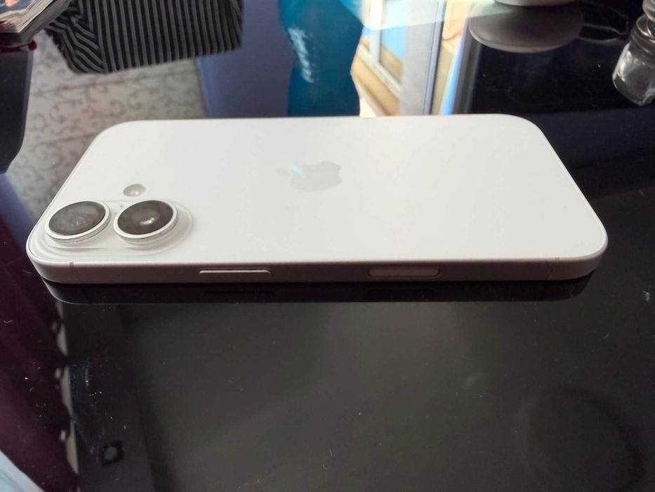 Телефон Iphone 16 128GB цвят бял