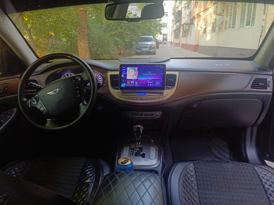 Hyundai  Genesis 2010