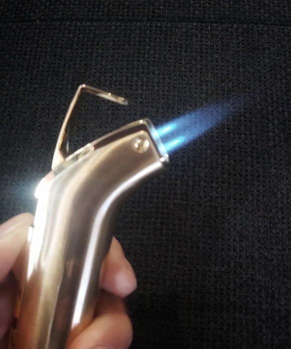 Луксозен комплект за пури,запалка и резачка с лого,в подаръчна кутия