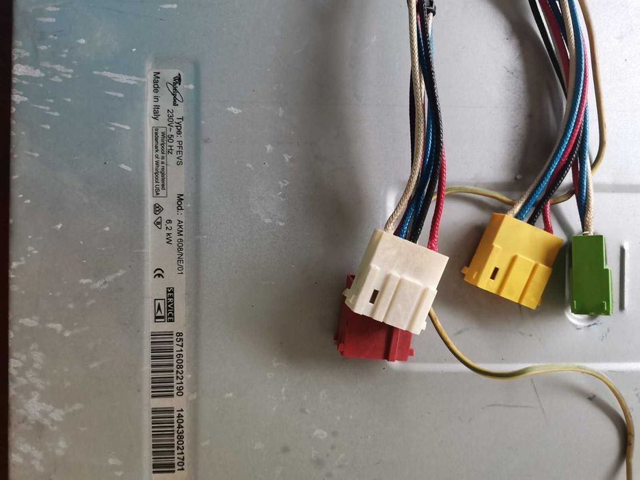 Продавам фурна с котлони Whirlpool