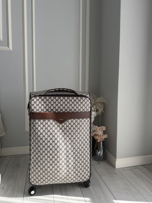 Чемодан размера М