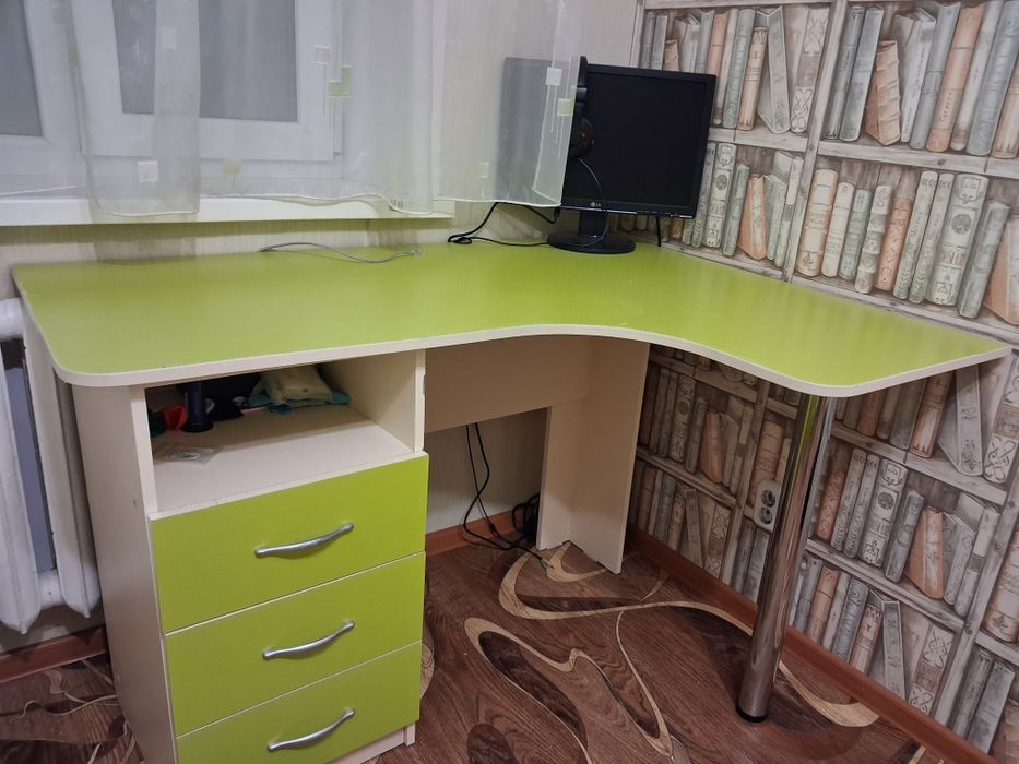 Кровать со столом