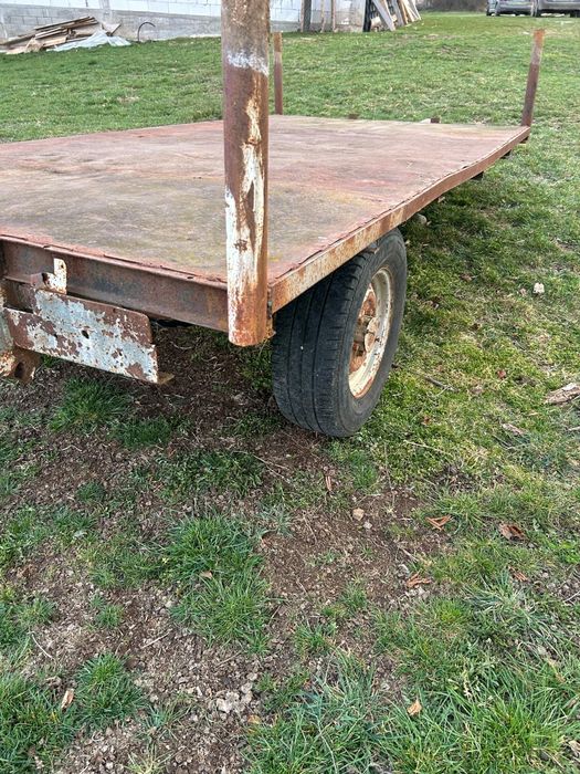 Vând remorca pentru transportat balotiii