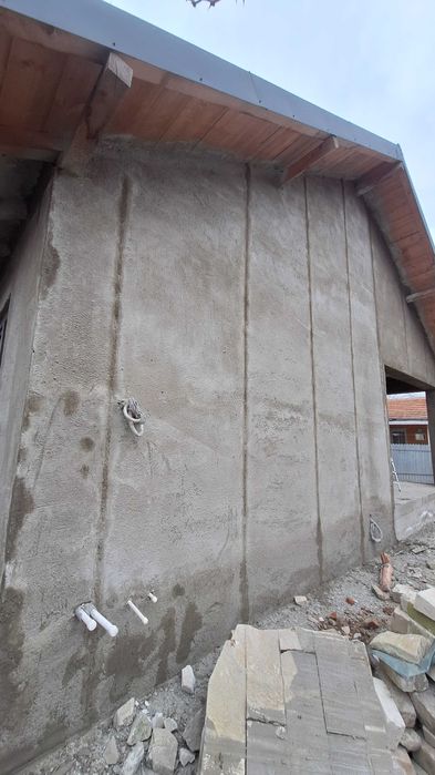 Realizăm tencuială mecanizată clasică și tencuială manuală