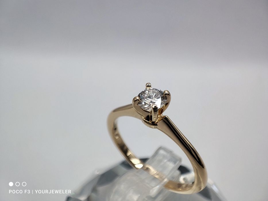 Золотое кольцо с бриллиантом