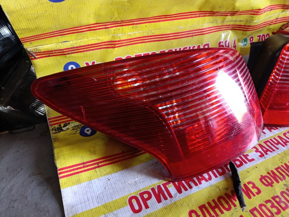 Задние фонари на Пежо 407 универсал
