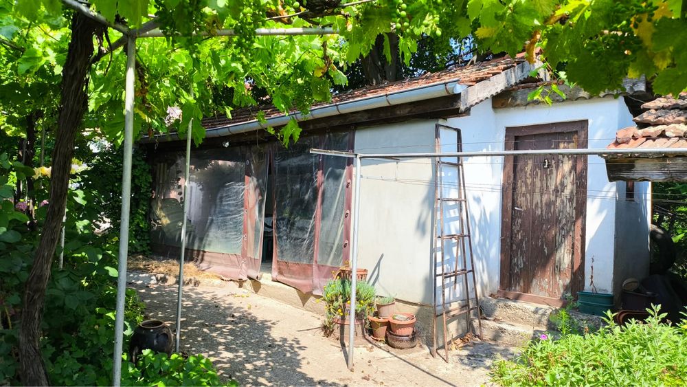 Масивна къща в центъра на града
