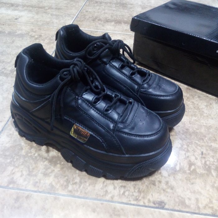 Продаю кроссовки AKUDA