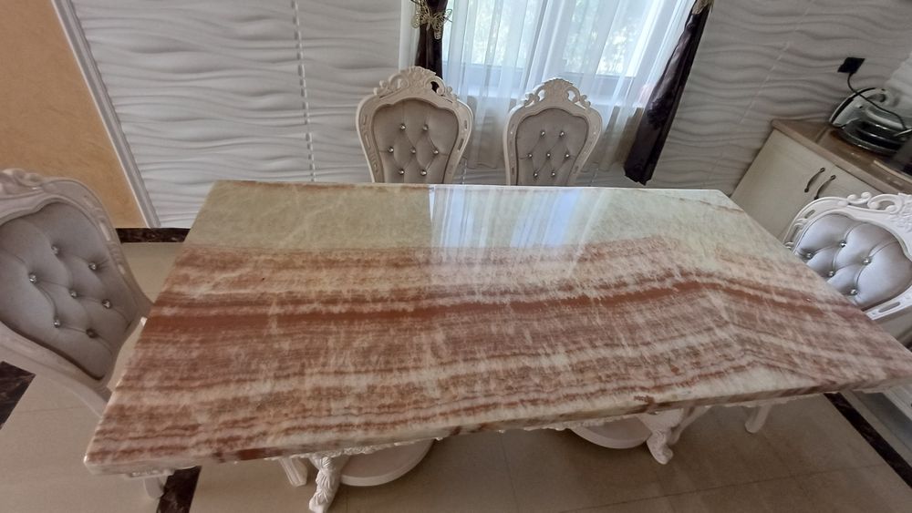 Masa living din lemn masiv si blat de marmura si 6 scaune din lemn