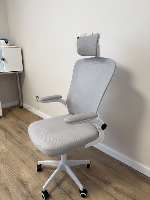 Офисное кресло, стул на колесах