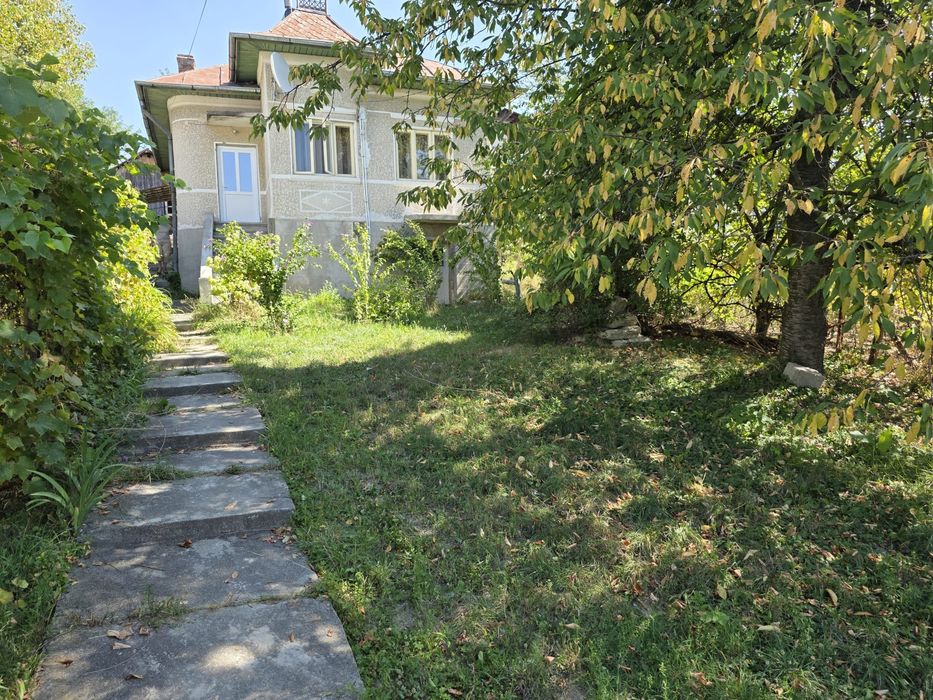 Vând casă Ocnița la 350 m de ștrandul Alb Albastru