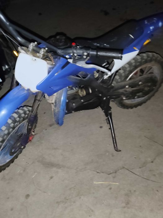 vand moto corss pentru copii 49cc,pentru copii la vineva care se pricepe sa repare,se inabuse din mers. Doar filtru de aer este schimbatw