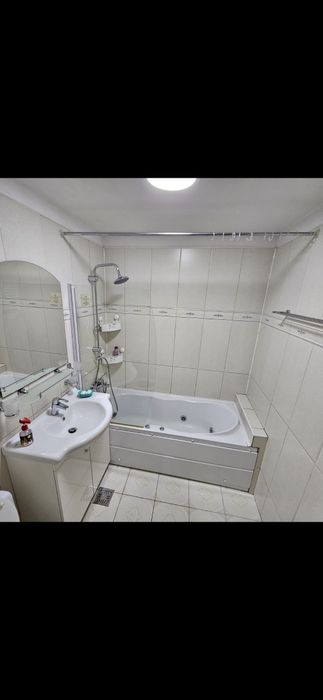 Particular-Inchiriez apartament 3 camere Bd. Decebal