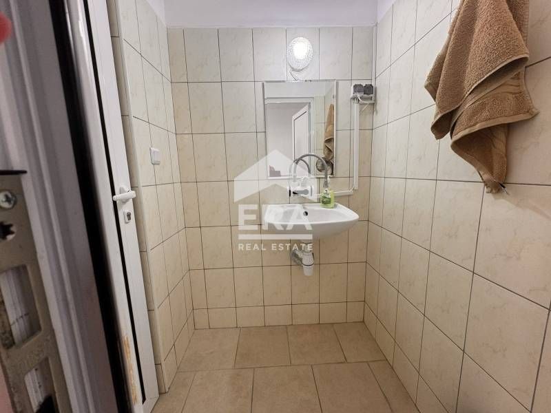 Търговско помещение след основен ремонт, с голяма витрина, за под наем