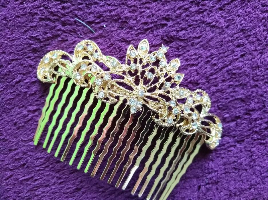 Златисто гребенче със златисти обеци с камъни