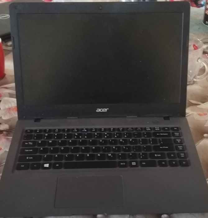 Noutbook Acer yaxshi holatda saqlangan ofis ishlarini bajarish uchun