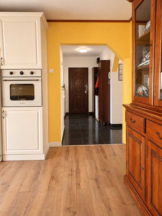 Închiriez apartament cu 3 camere în Micro17.