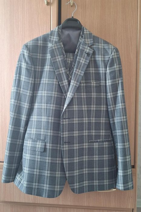 Продам костюм новый