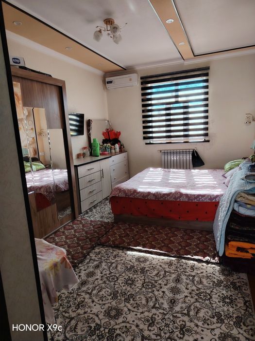 Qurilishi tugallanmagan lekin barcha sharoitlari ichida bo'lgan hovli.