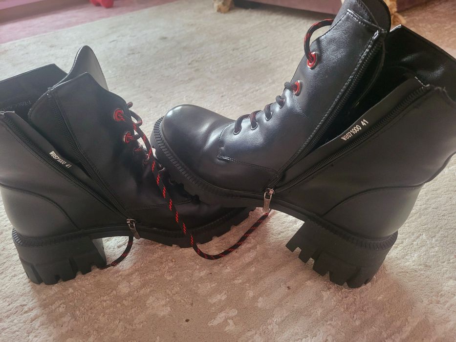 Продаются женские ботинки