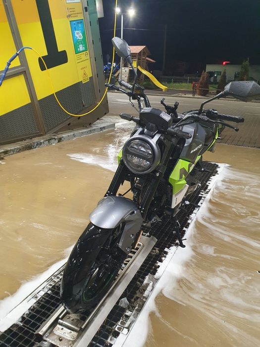 Vand motocicleta încă în garanție