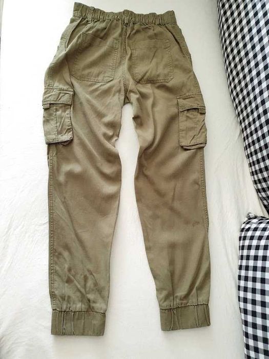 Pantaloni cargo Clockhouse,marimea 36,stare f buna(pata)