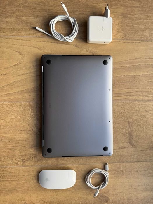 Apple Macbook Pro 13-inch 2018 - i7 - 16 GB RAM- 250 GB SSD + Apple Magic Mouse