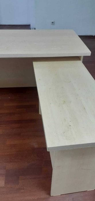 Офисный стол с полочками