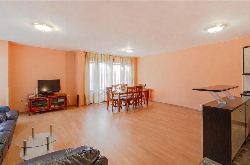 Тристаен за продажба в Център-НДК